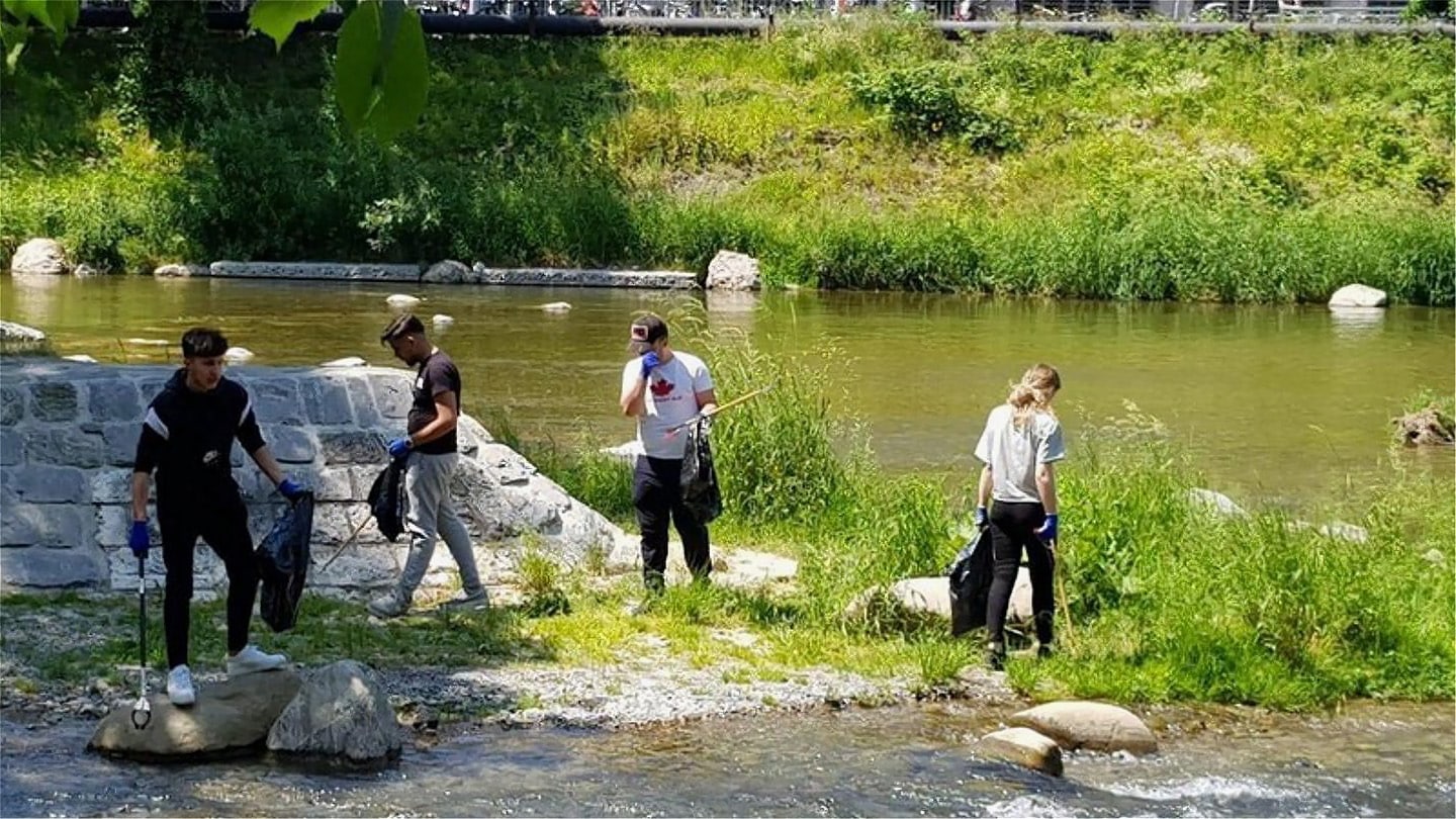 Gli apprendisti Lidl raccolgono i rifiuti dal letto del fiume.