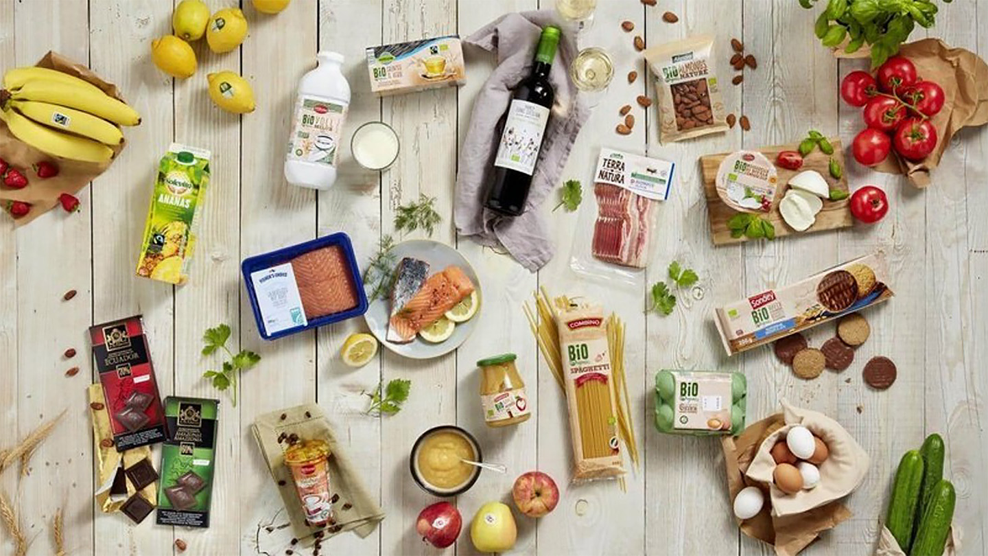 Lidl Produkte auf schönem Holzhintergrund ausgelegt.