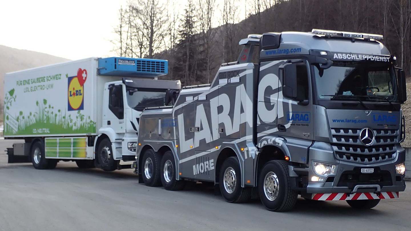 E-Lkw wird abgeschleppt und erhält neues Leben.