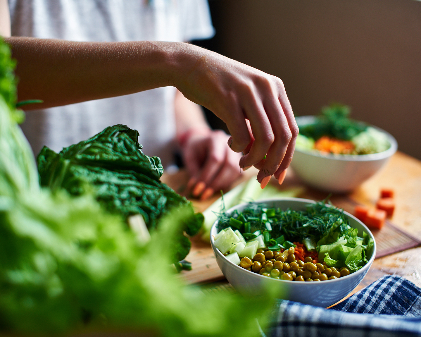 Frau bereitet einen gesunden plant based Bowl zu. 