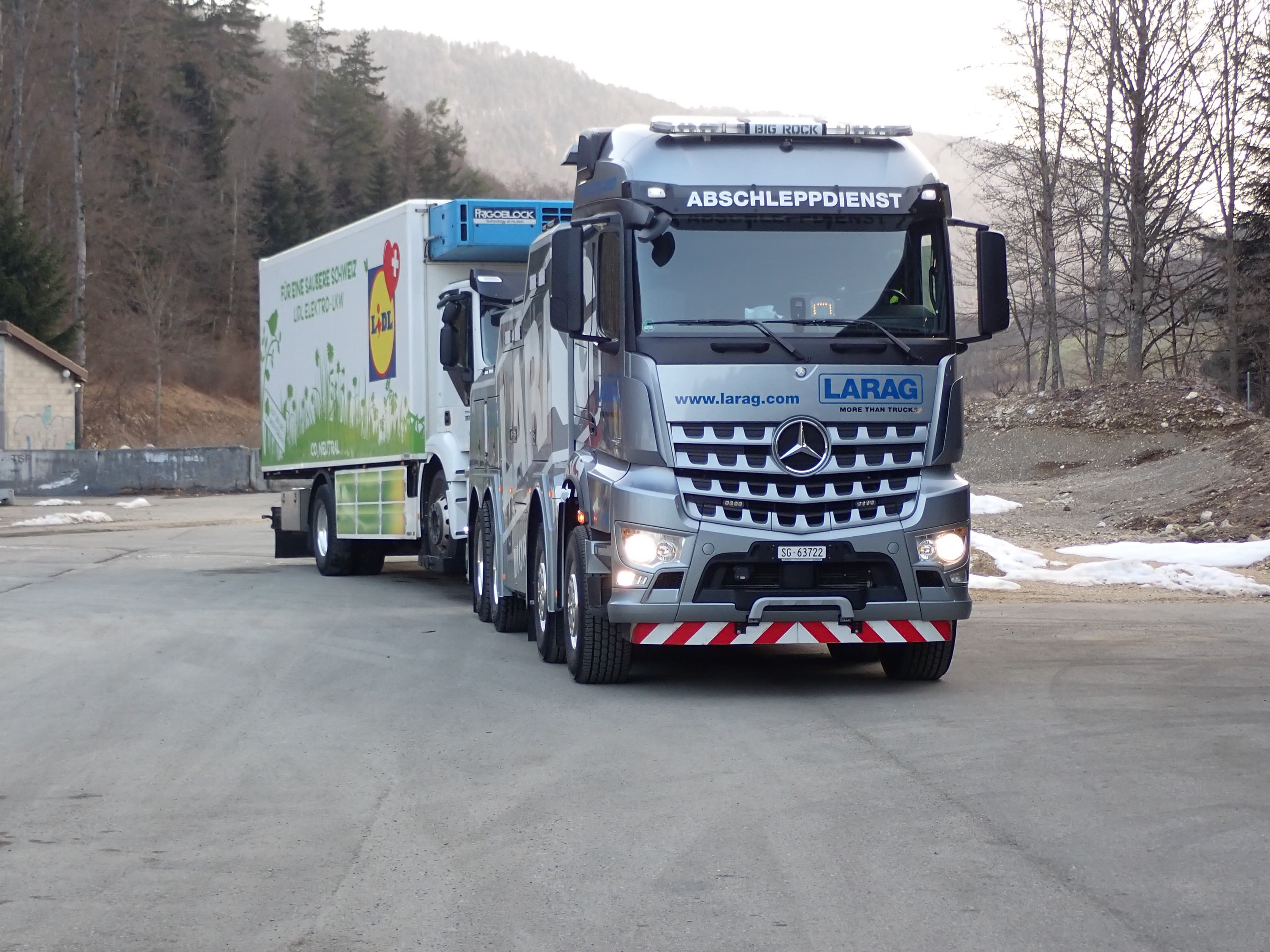 E-LKW wird abgeschleppt und erhält ein neues Leben.