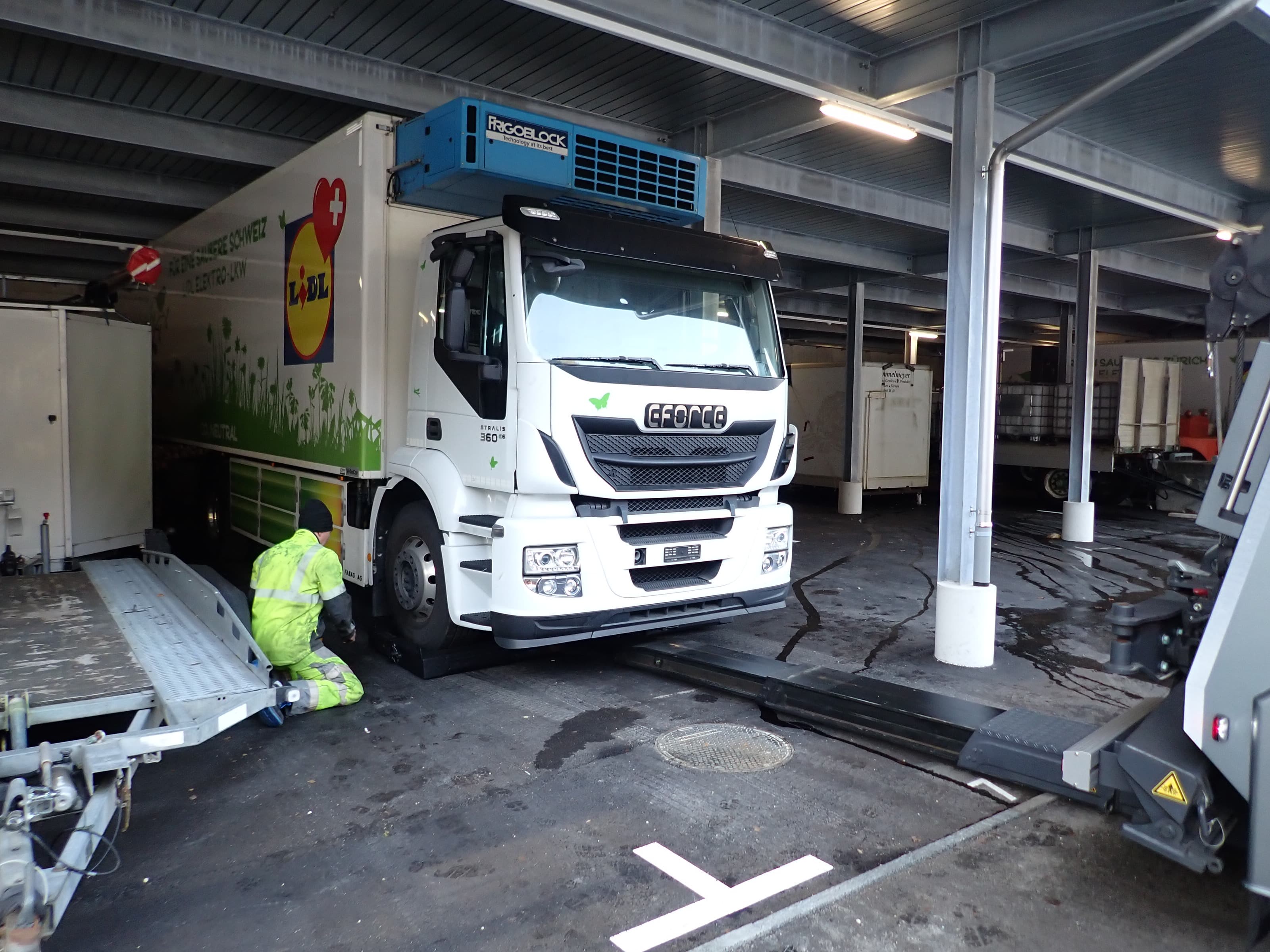 E-LKW steht in der Garage und wird repariert.