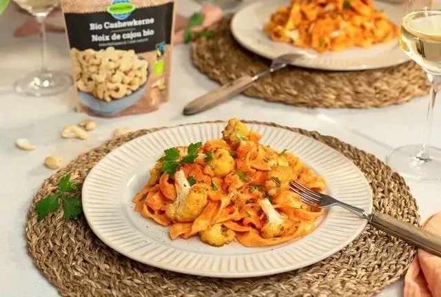 Pasta mit Cashew-Crème – cremiges Nudelgericht mit Fairtrade-Cashews und frischem Gemüse