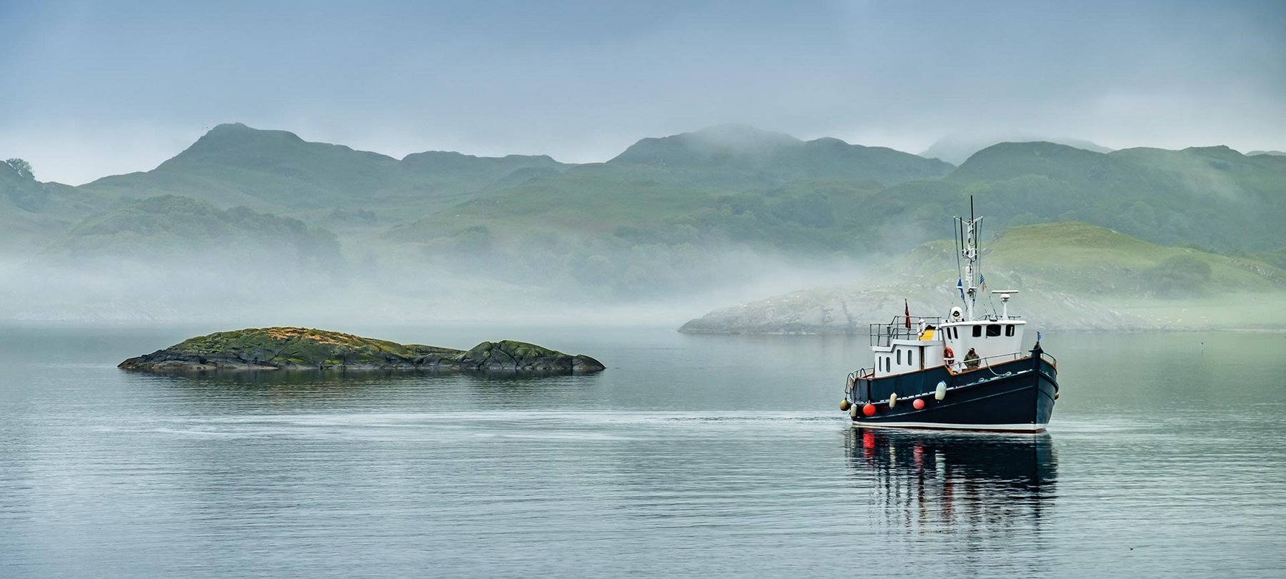  Bateau de pêche dans le nord de l'Europe dans une atmosphère mystique.