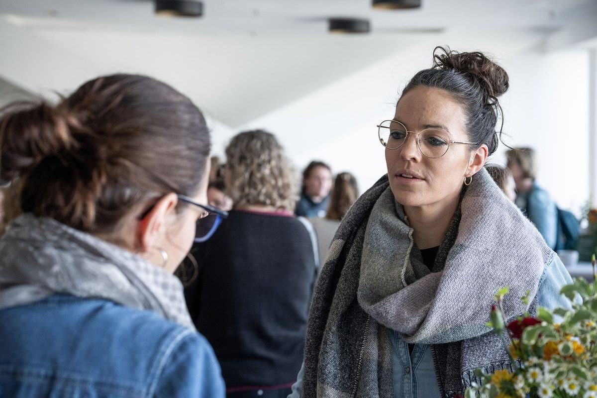 Einblick in den Stakeholderdialog. Zwei Landwirtinnen diskutieren.