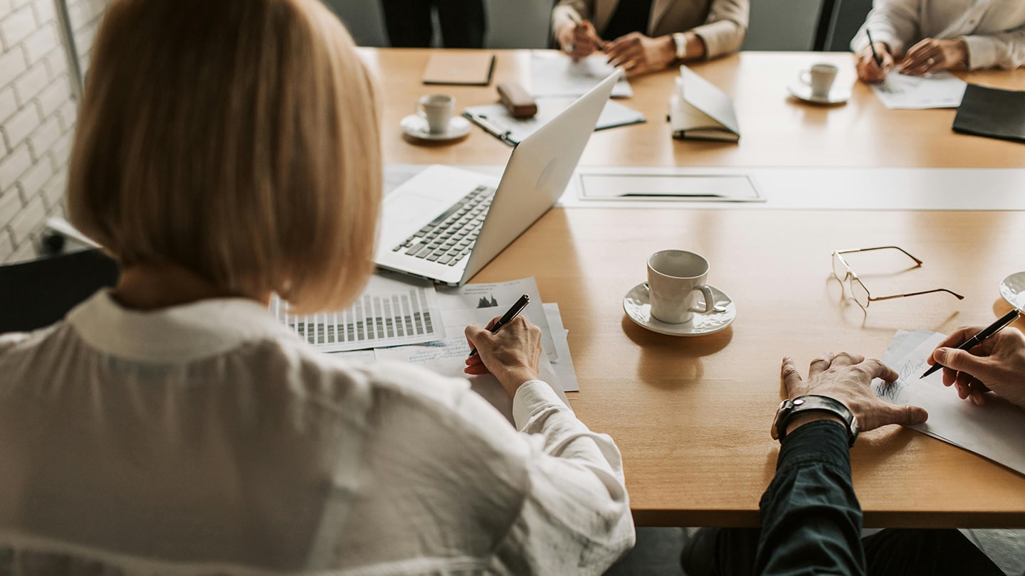 Sitzungssituation zum Thema Sicherheit am Arbeitsplatz.