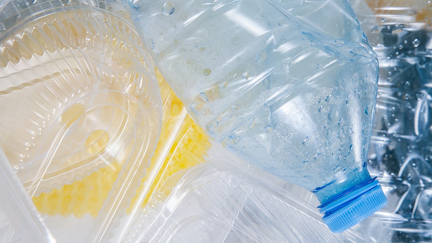 Plastikmüll in einer Close-up Aufnahme.