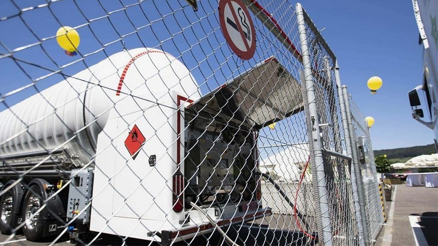 Station-service GNL avec camions.