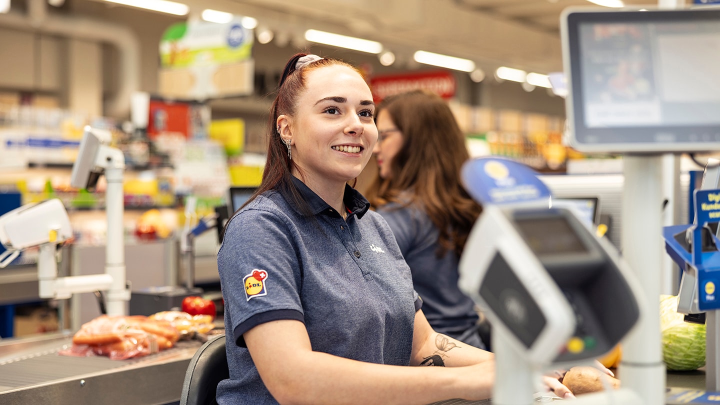 Junge Kassiererin im Lidl.