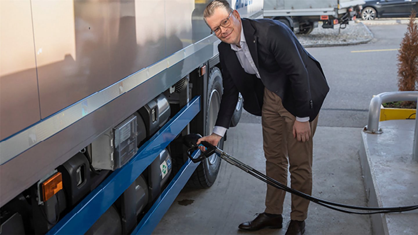 Premier ravitaillement d'un camion au biogaz.