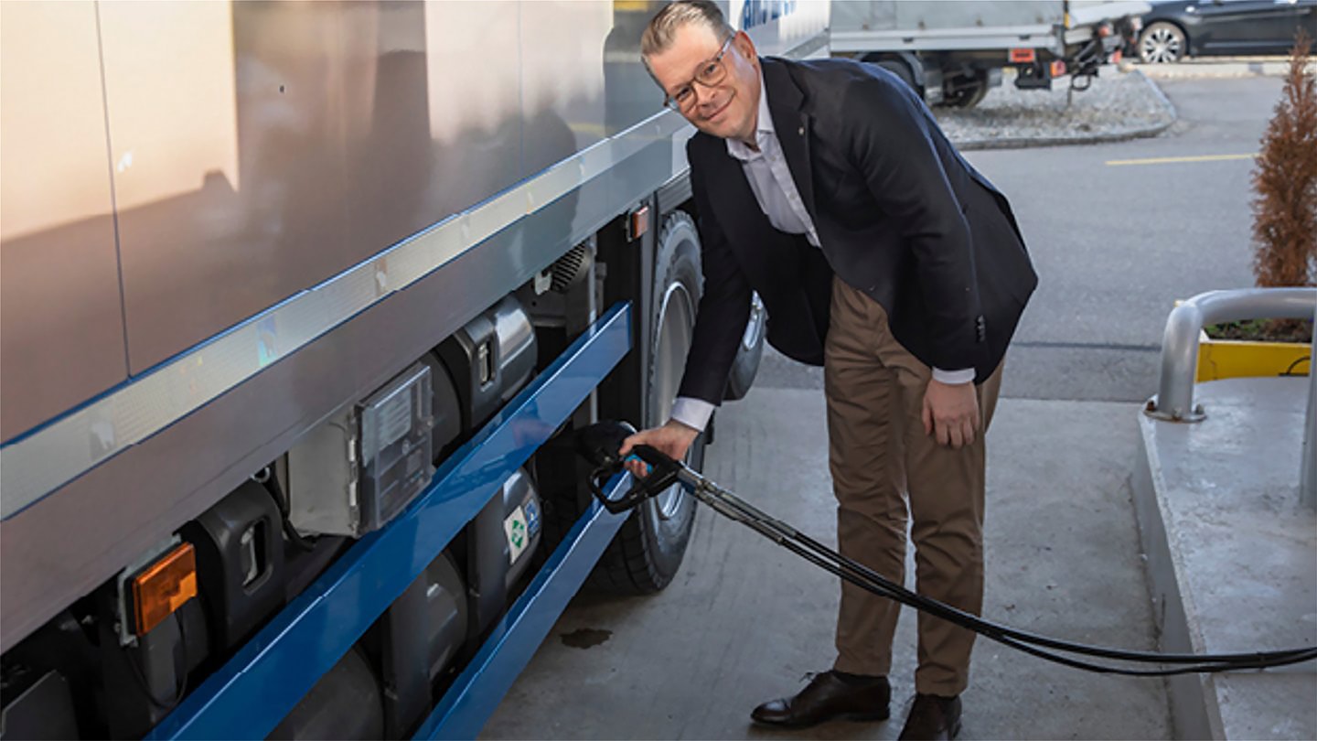 Primo rifornimento di biogas a un camion.