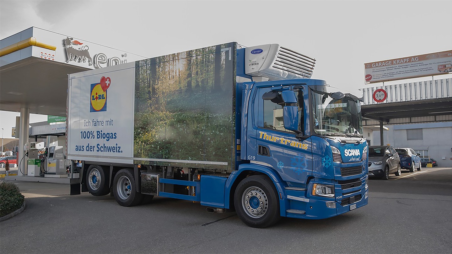 Camion Lidl faisant le plein de biogaz écologique.