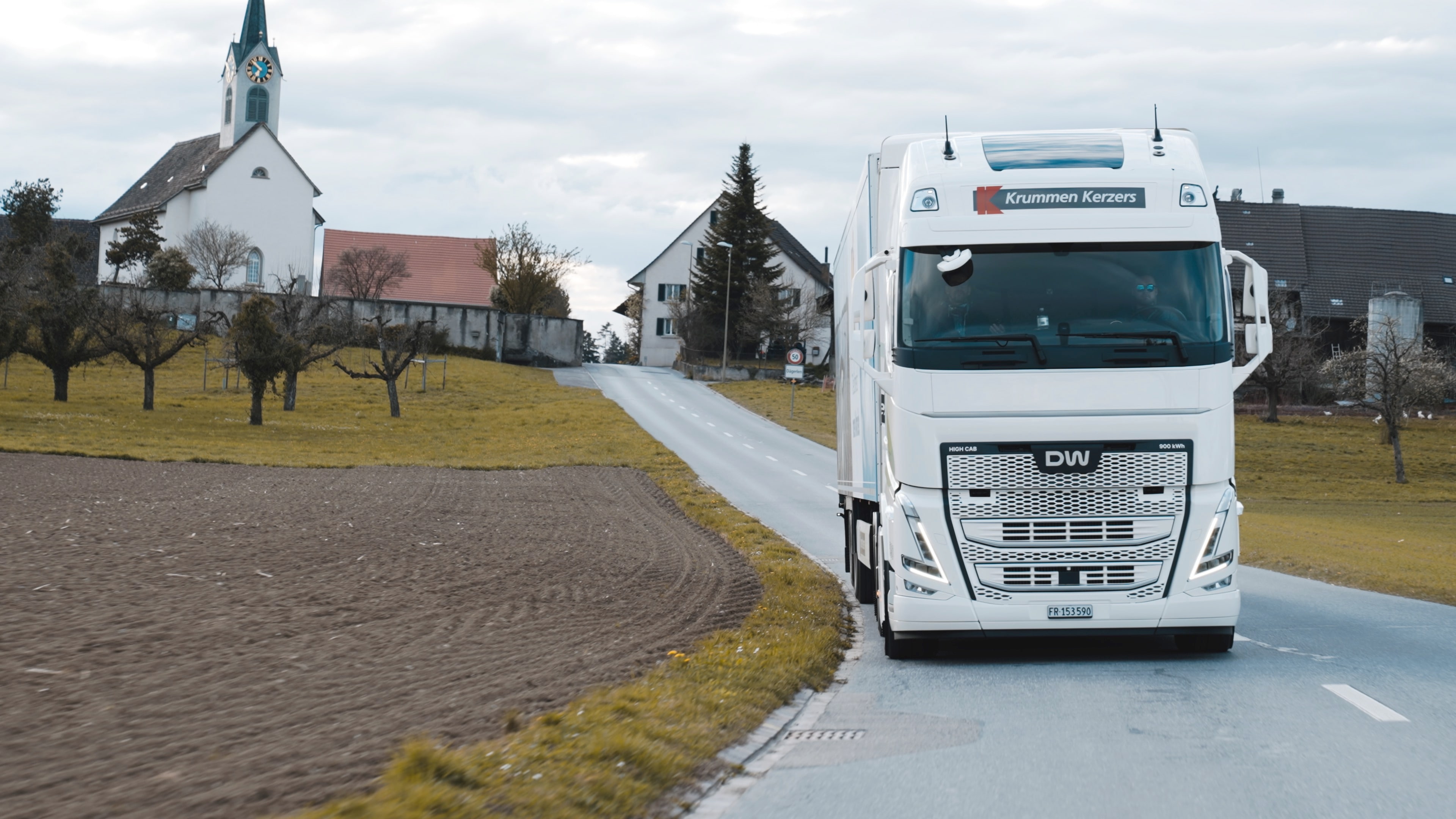 Camion Lidl ad energia solare vicino a un villaggio svizzero - trasporto verde.