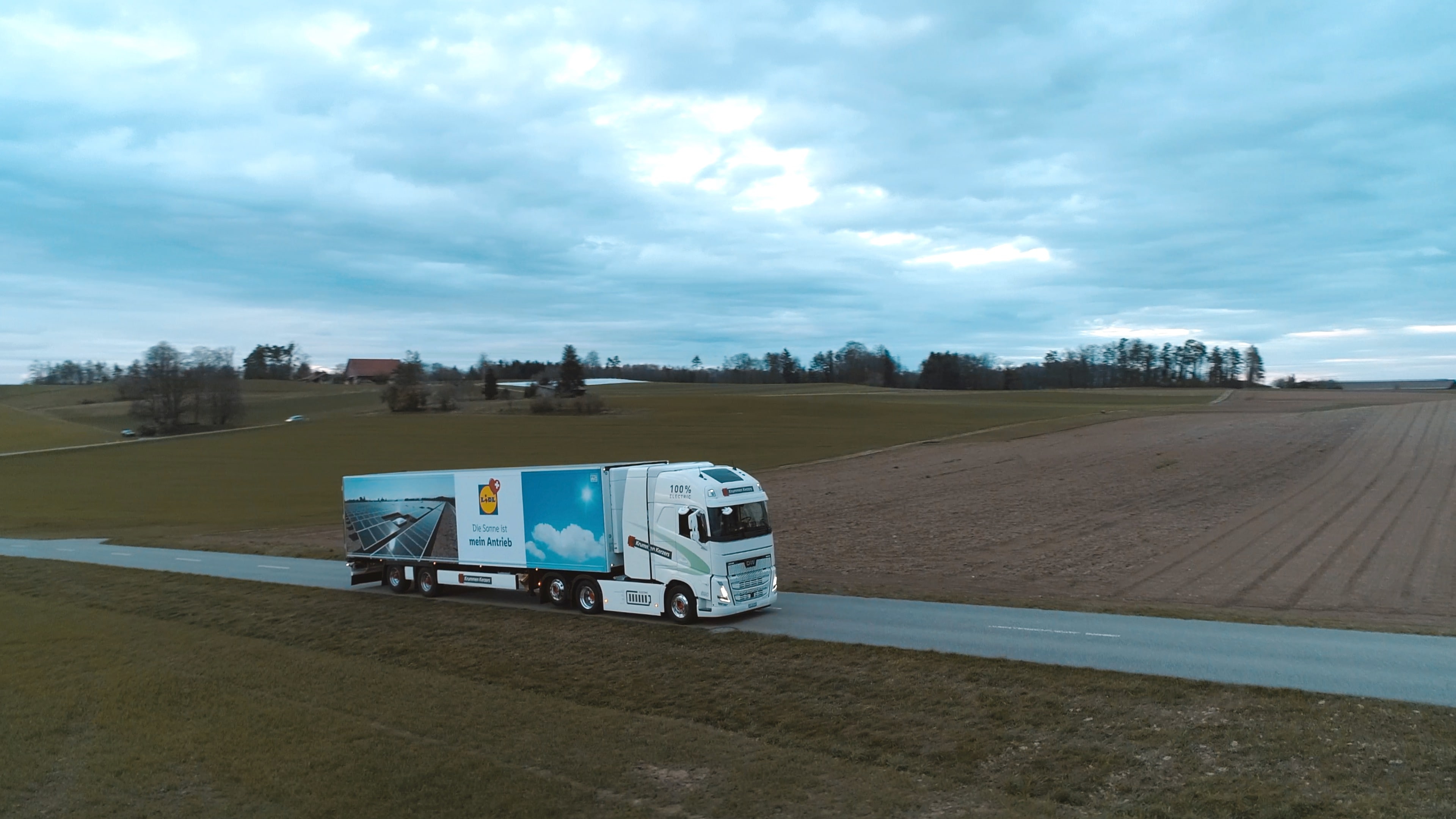 Camion Lidl ad energia solare nella natura visto dall'alto - mobilità verde.