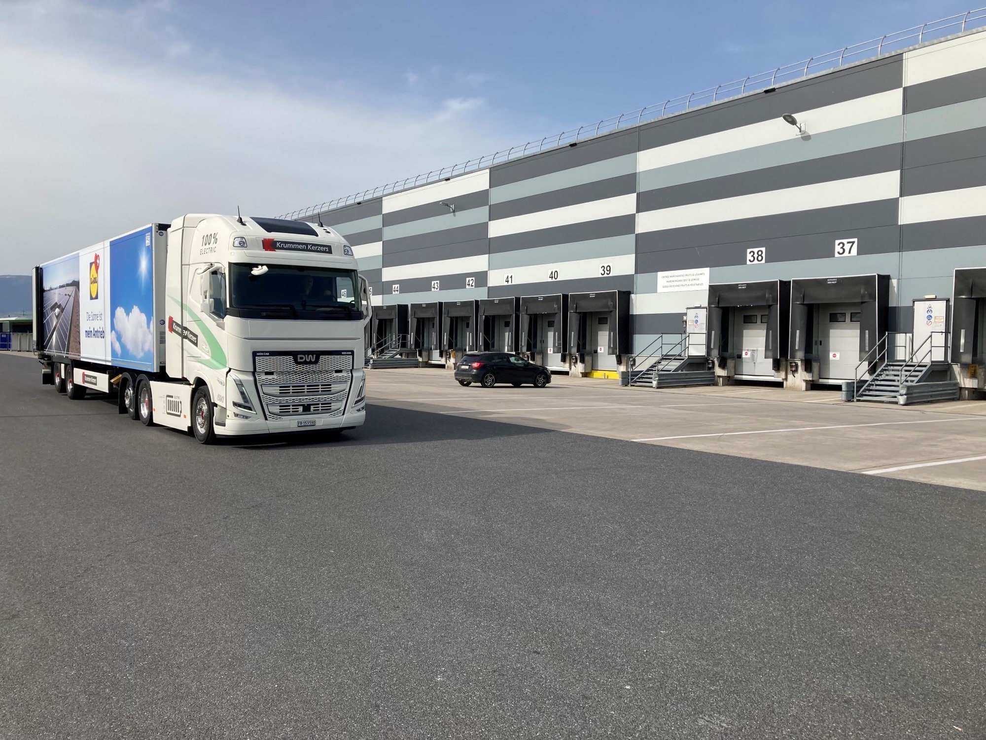 Camion Lidl ad energia solare davanti al centro di distribuzione sostenibile.