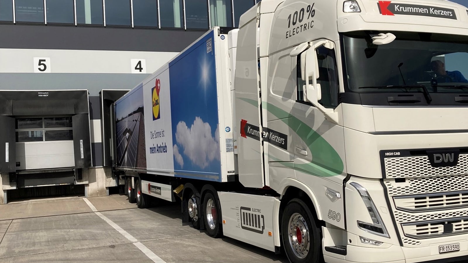 Primo piano di un camion Lidl ad energia solare parcheggiato - logistica verde.