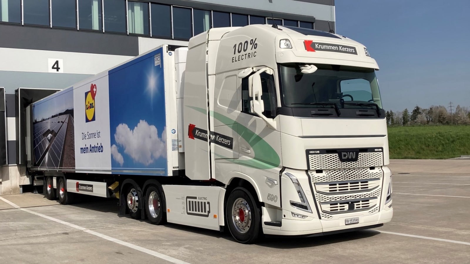 Camion Lidl ad energia solare su parcheggio - trasporto sostenibile.