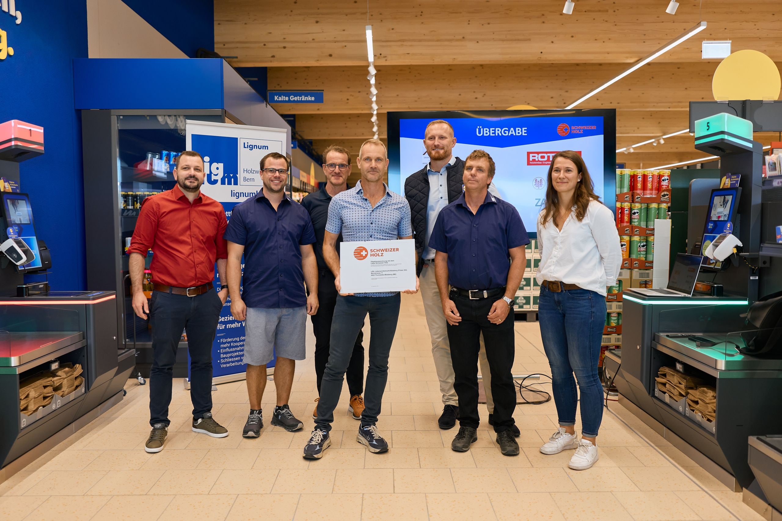 Lidl Filiale in Bützberg erhält das Zertifikat für die Verwendung von Schweizer Holz.