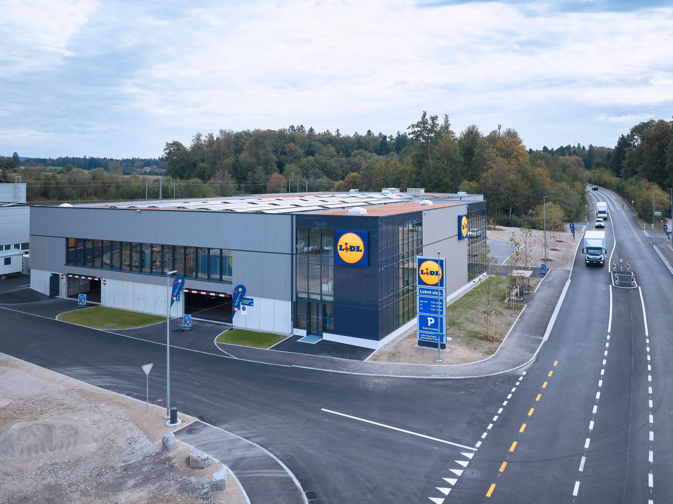 Lidl Filiale in Bützberg Aussenansicht mit Drohne.