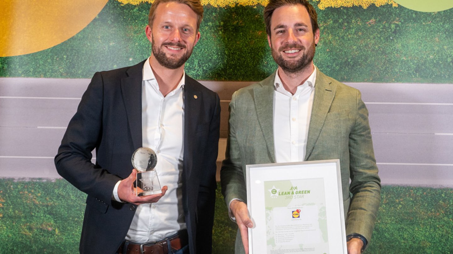 Personen zeigen "Lean & Green" Auszeichnung.