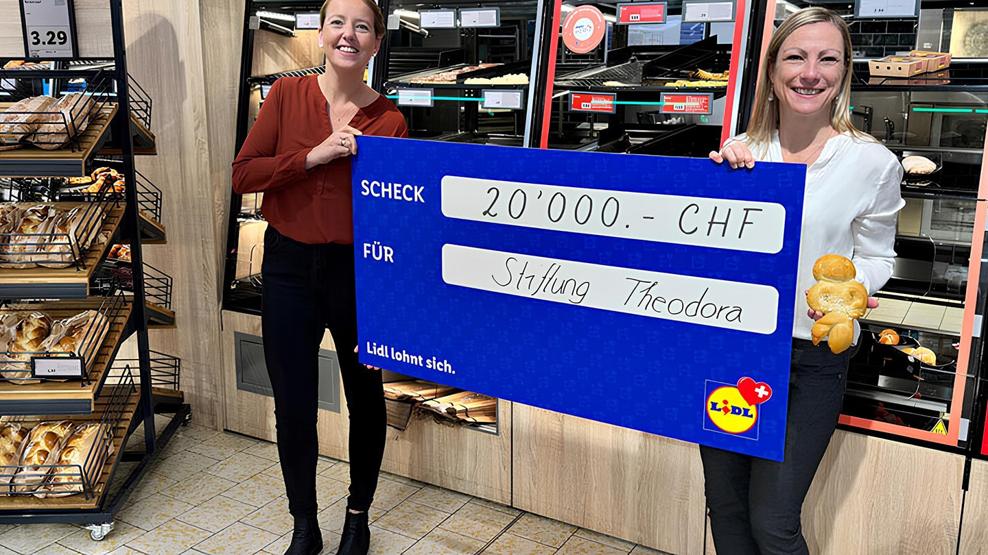 Spendenuebergabe an Stiftung Theodora in einer Lidl Filiale.