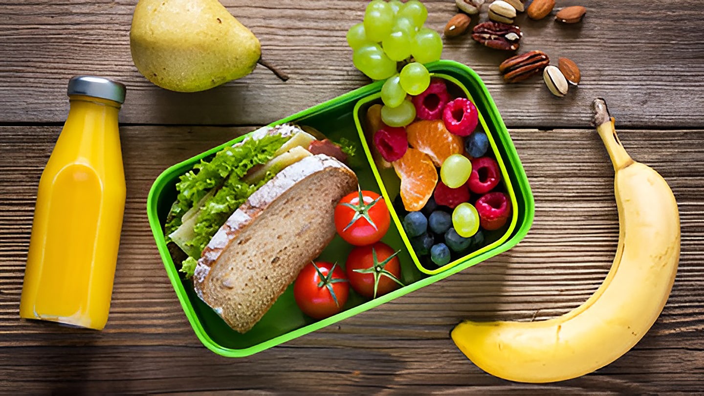 Lidl Zeigt Ernährung für Kinder: Sandwich, Banane und weitere Früchte.