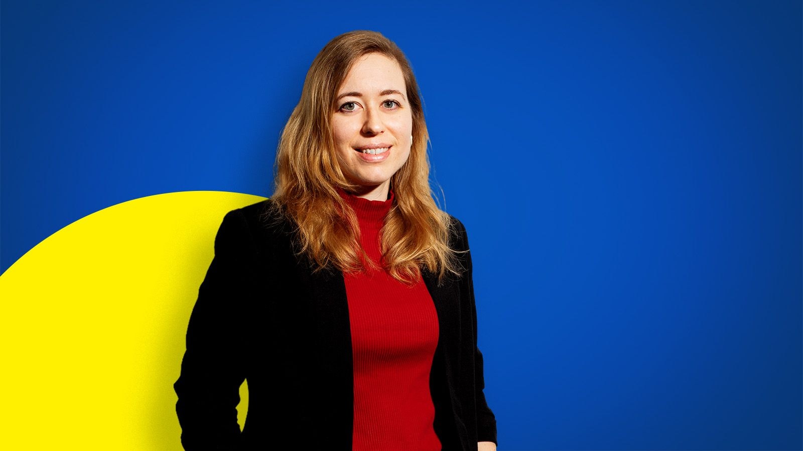Porträt von Nadja Hauser vor blauem Hintergrund – Interview im Rahmen der Lidl Fairtrade-Initiative.