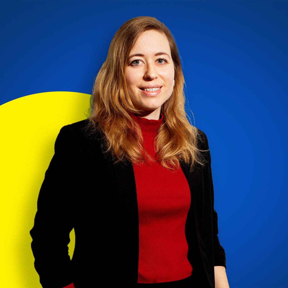 Ritratto di Nadja Hauser su sfondo blu – Intervista nell'ambito dell'iniziativa Fairtrade di Lidl.