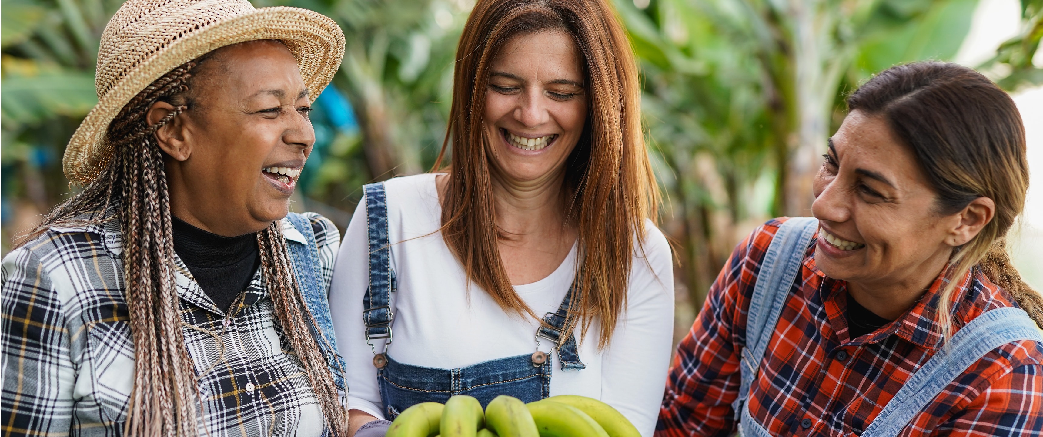 Fairtrade verbindet – Produzentinnen und Konsumentin gemeinsam für fairen Handel und globale Partnerschaft.