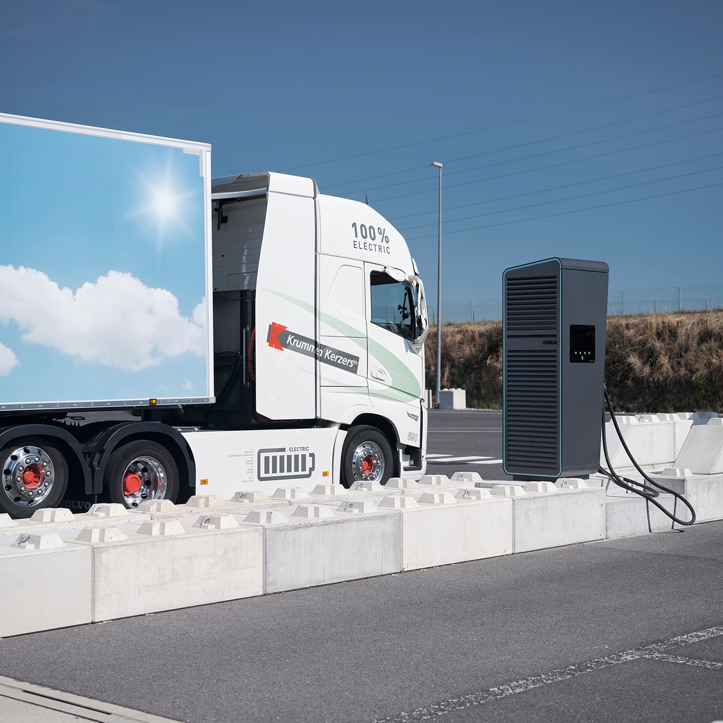 Elektrobetriebener Lastwagen an einer Ladestation.