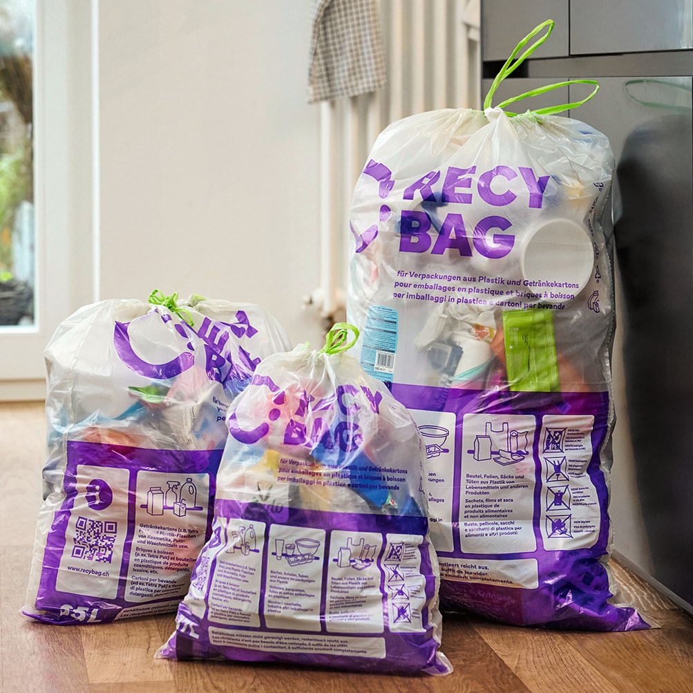 Gefüllte Recybag-Säcke in einer Wohnung.