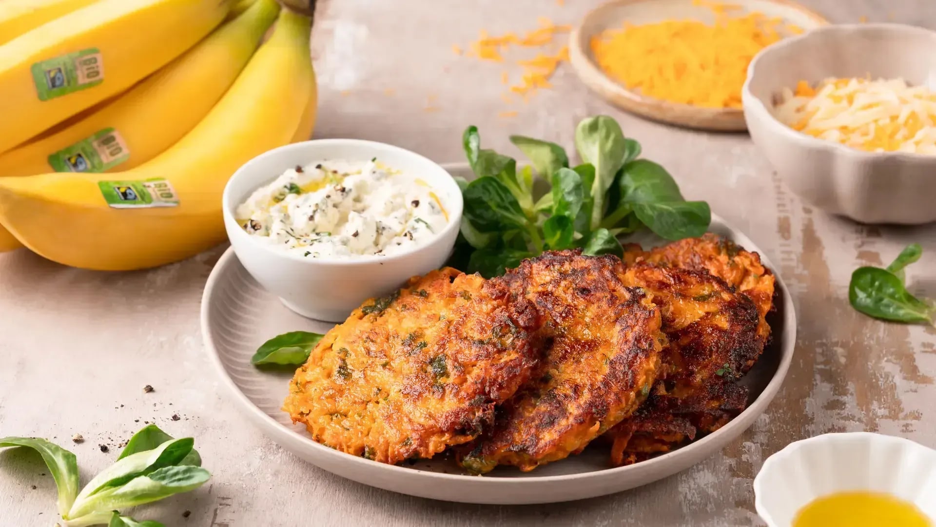 Banana Fritters – knusprige Bananenpuffer mit Joghurt-Dip, zubereitet mit Fairtrade-Bananen.
