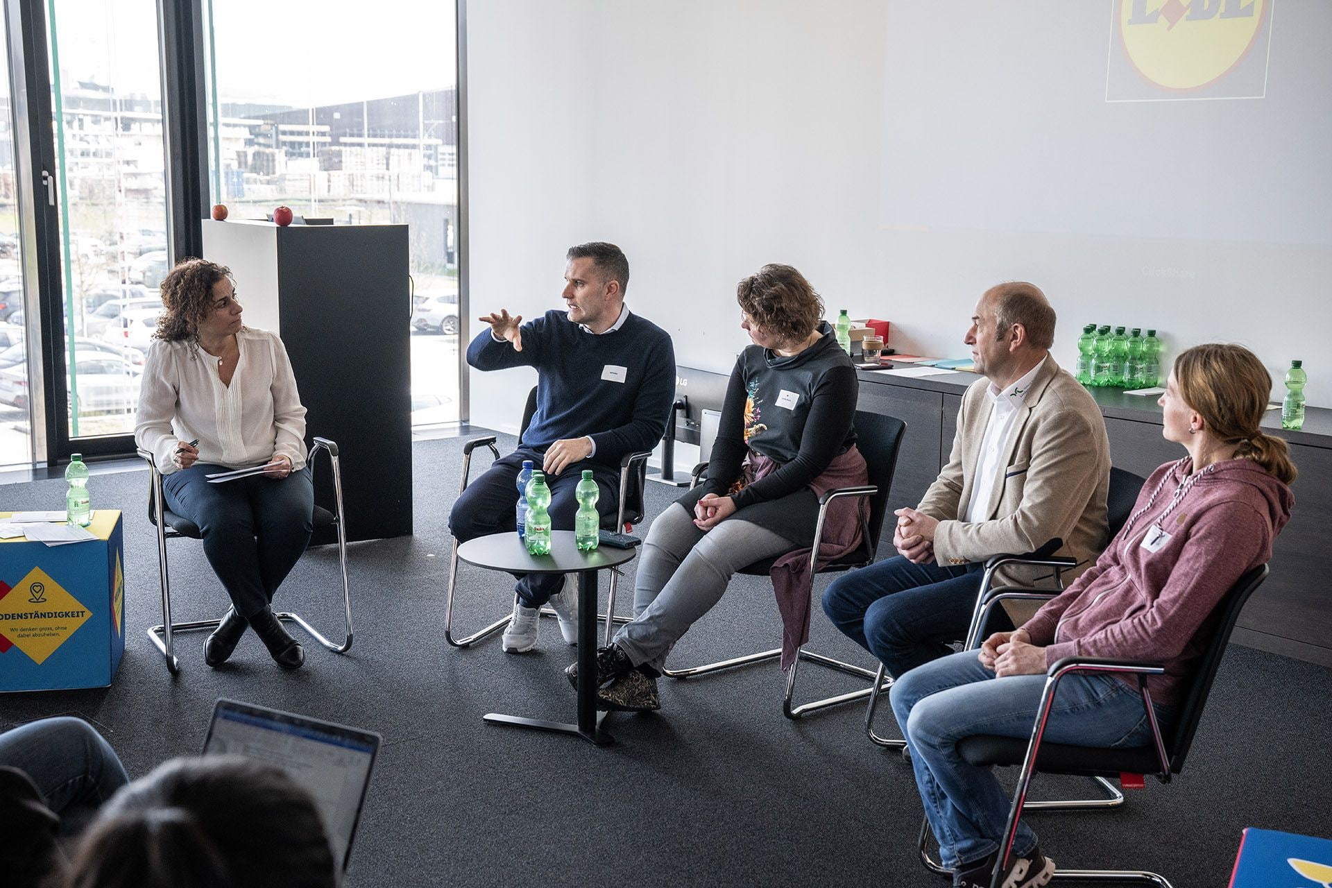 Nicholas Pennanen, CEO von Lidl Schweiz (2. v. l.), diskutiert mit Grazia Grassi, Head of Corporate Affairs.