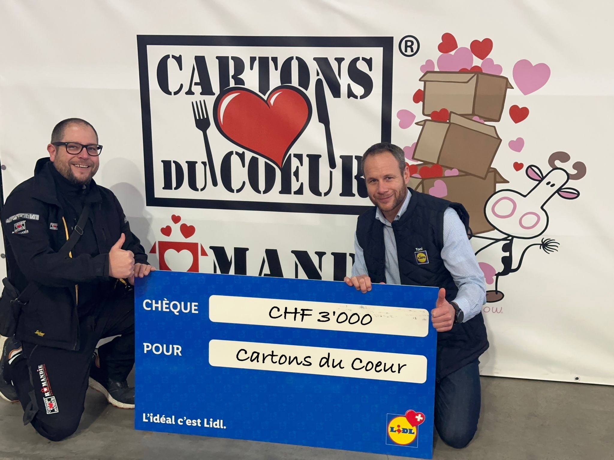 Remise d’un chèque bleu à Cartons du Coeur pour un montant de 3 000 francs.