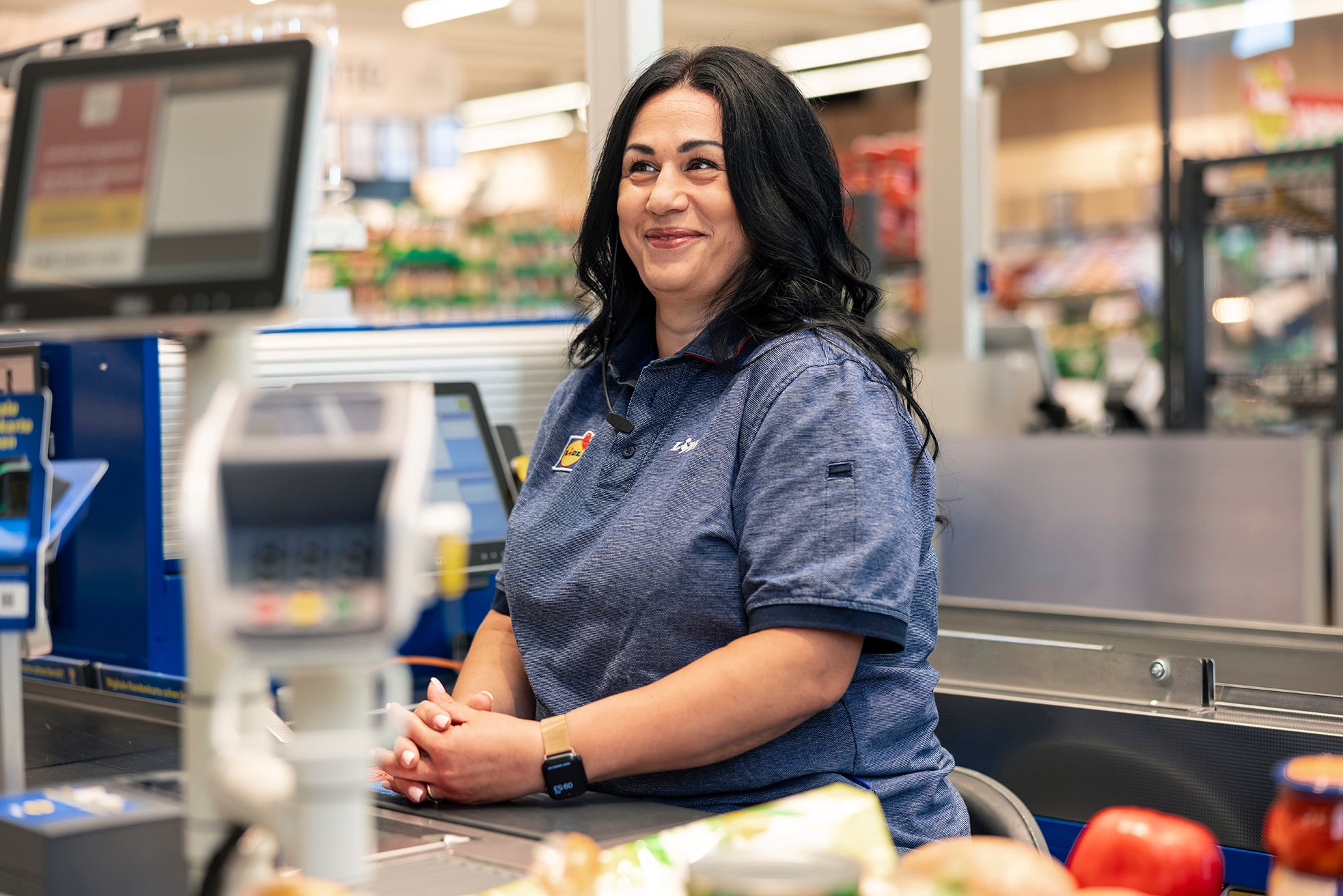 Mitarbeitende bei Lidl Schweiz freuen sich über mehr Lohn.