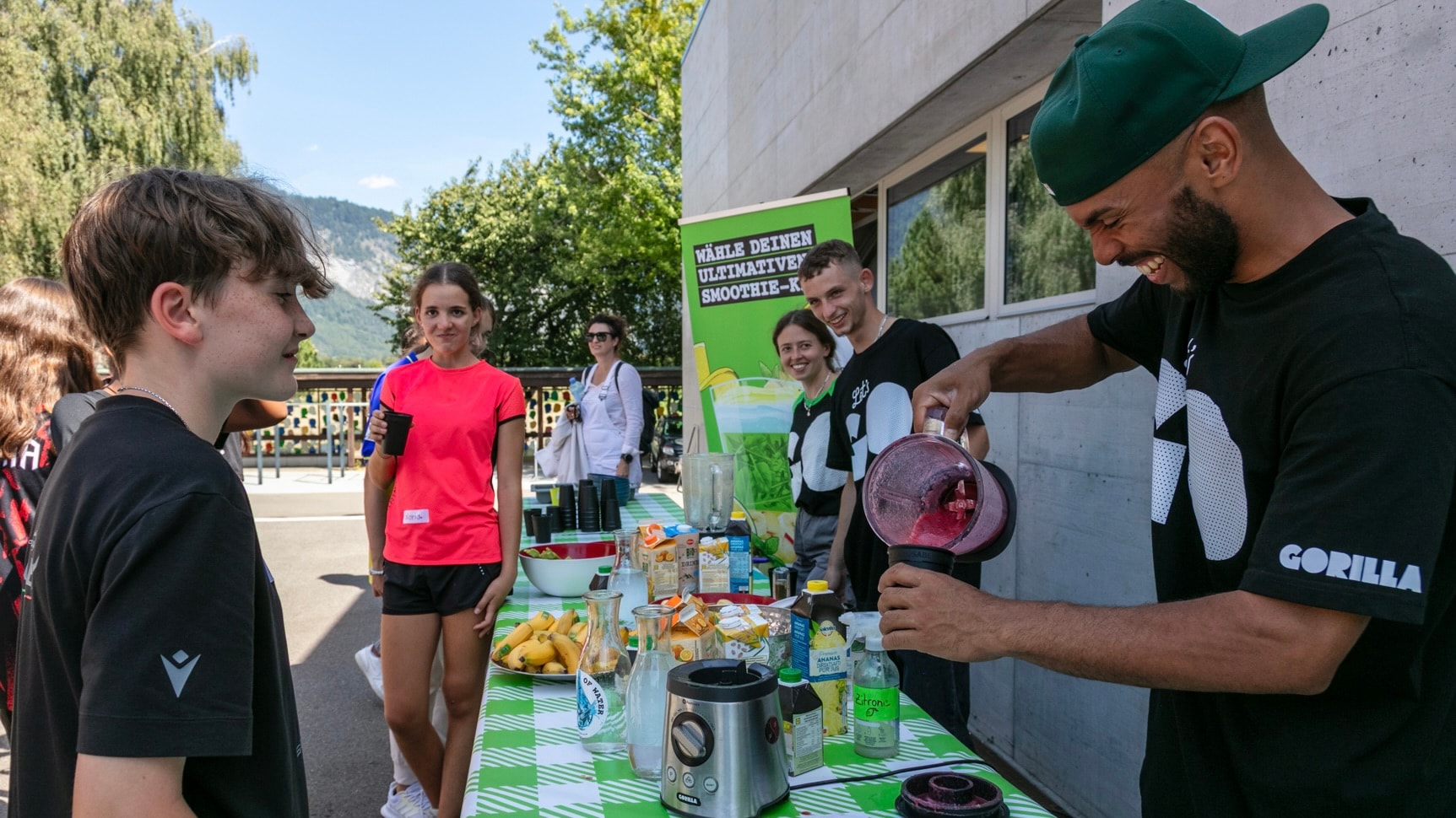 I collaboratori di Gorilla distribuiscono frullati freschi e salutari.