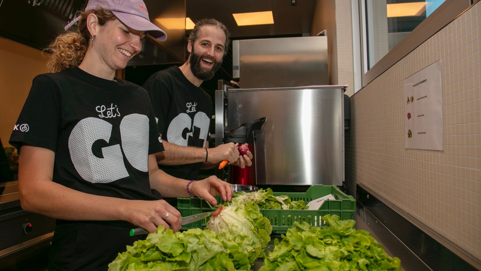 Deux collaborateurs de GORILLA préparent des salades fraîches de Lidl Suisse.