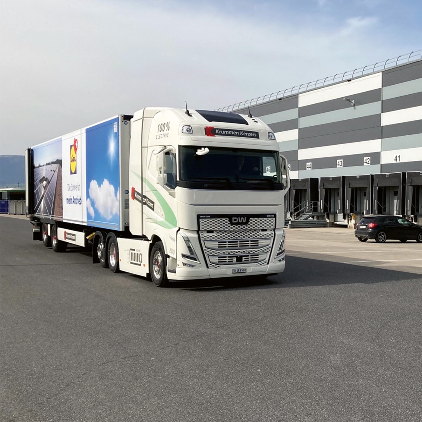 Camion Lidl sur la route.