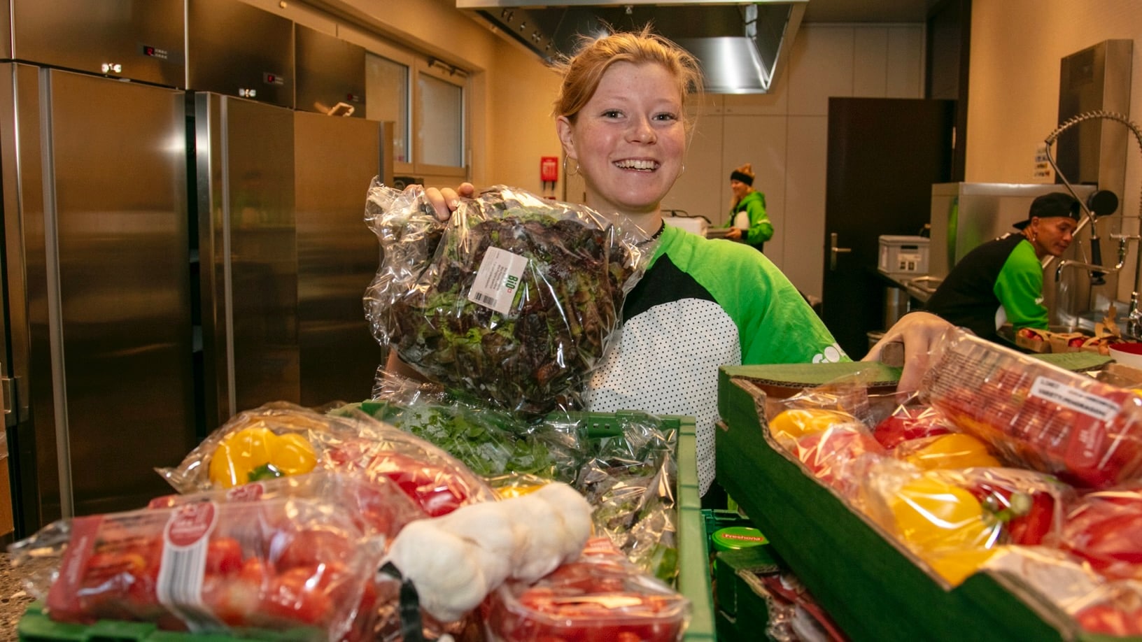 Une collaboratrice de GORILLA réceptionne des légumes frais offerts par Lidl Suisse.