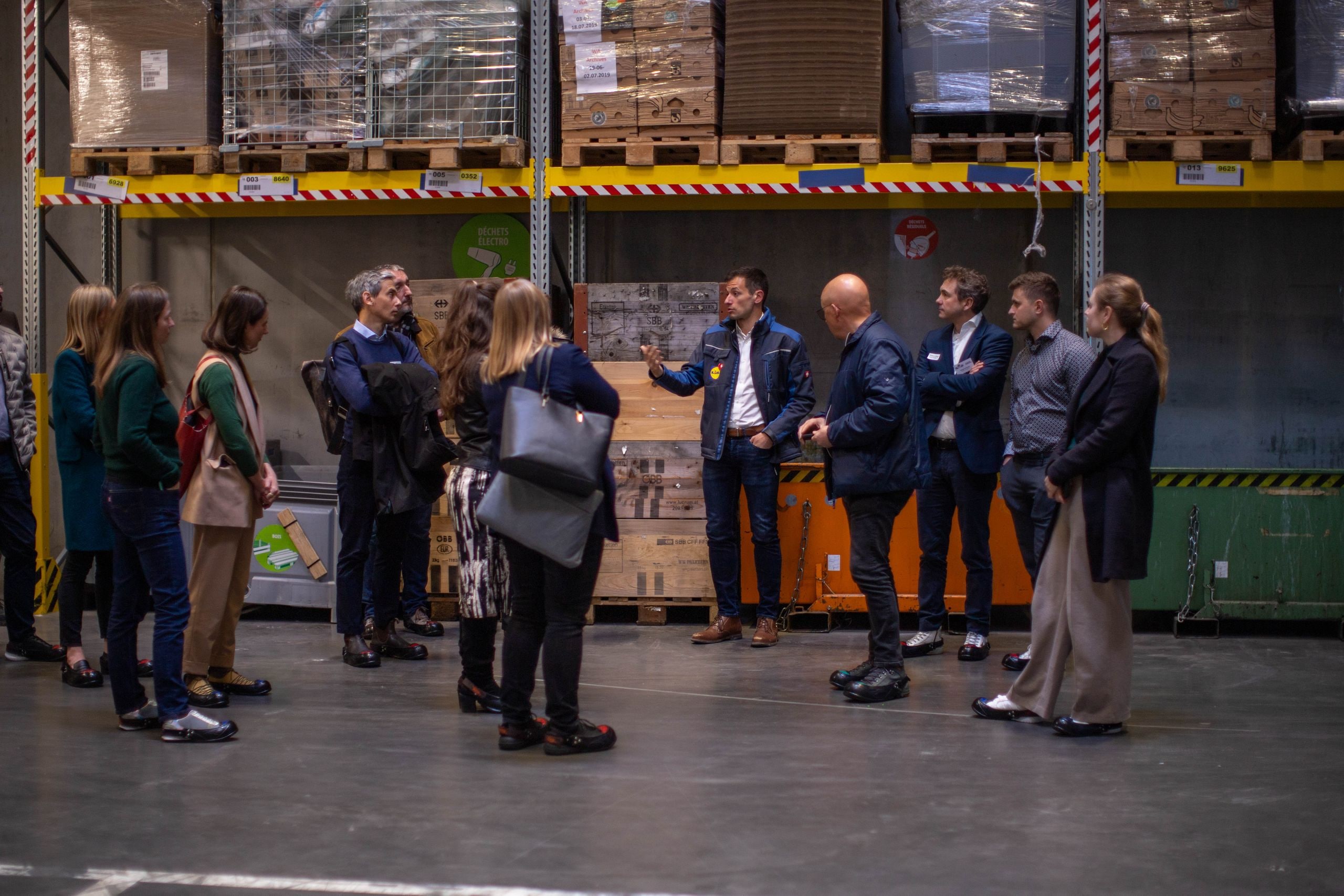 Un gruppo di stakeholder riceve una visita guidata del centro logistico di Lidl a Sévaz.