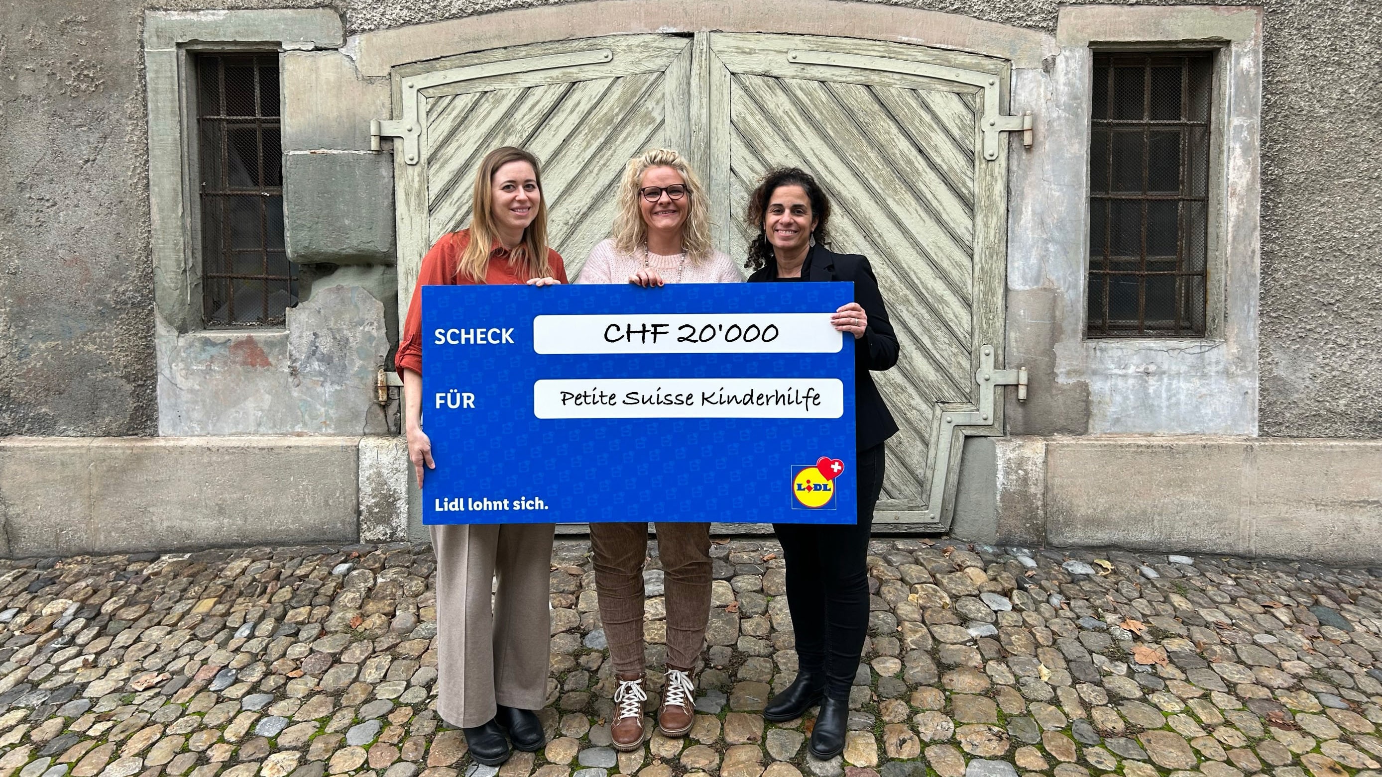 Petite Suisse Kinderhilfe reçoit un chèque bleu de 20 000 francs.