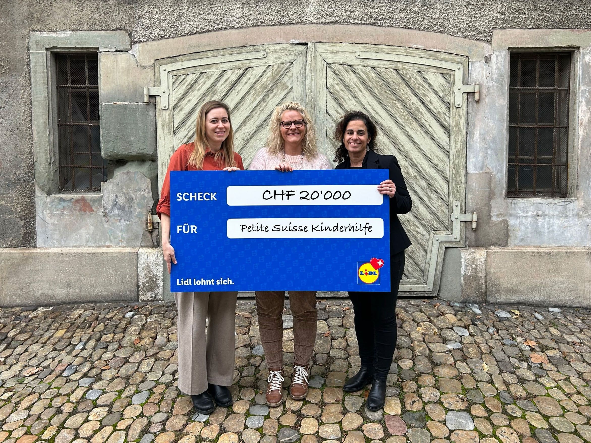 Petite Suisse Kinderhilfe reçoit un chèque bleu de 20 000 francs.