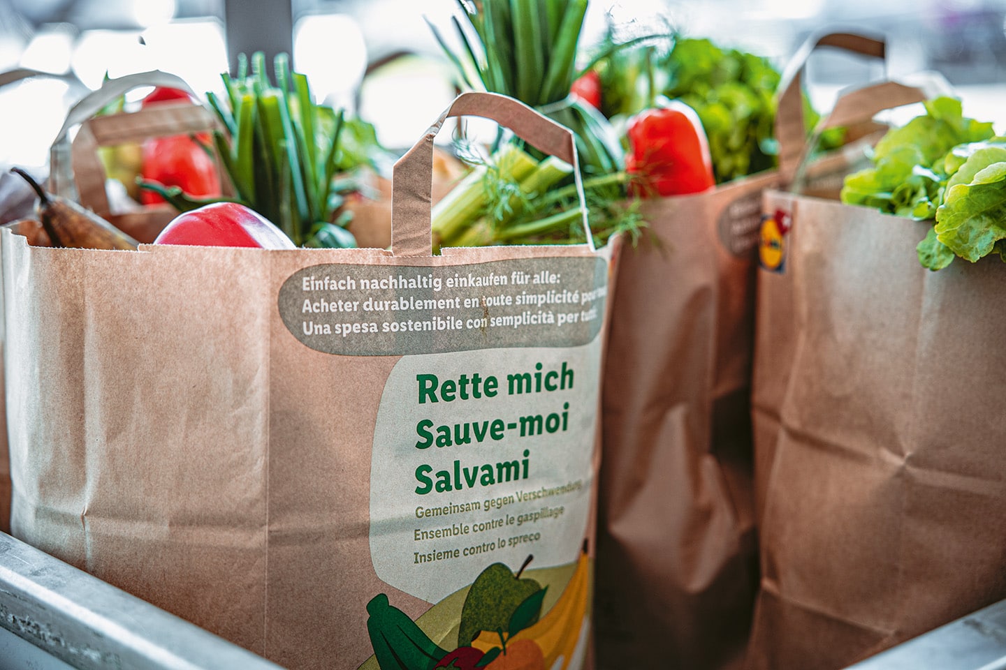 Sacchetto salva-spreco riempito con prodotti Lidl locali.