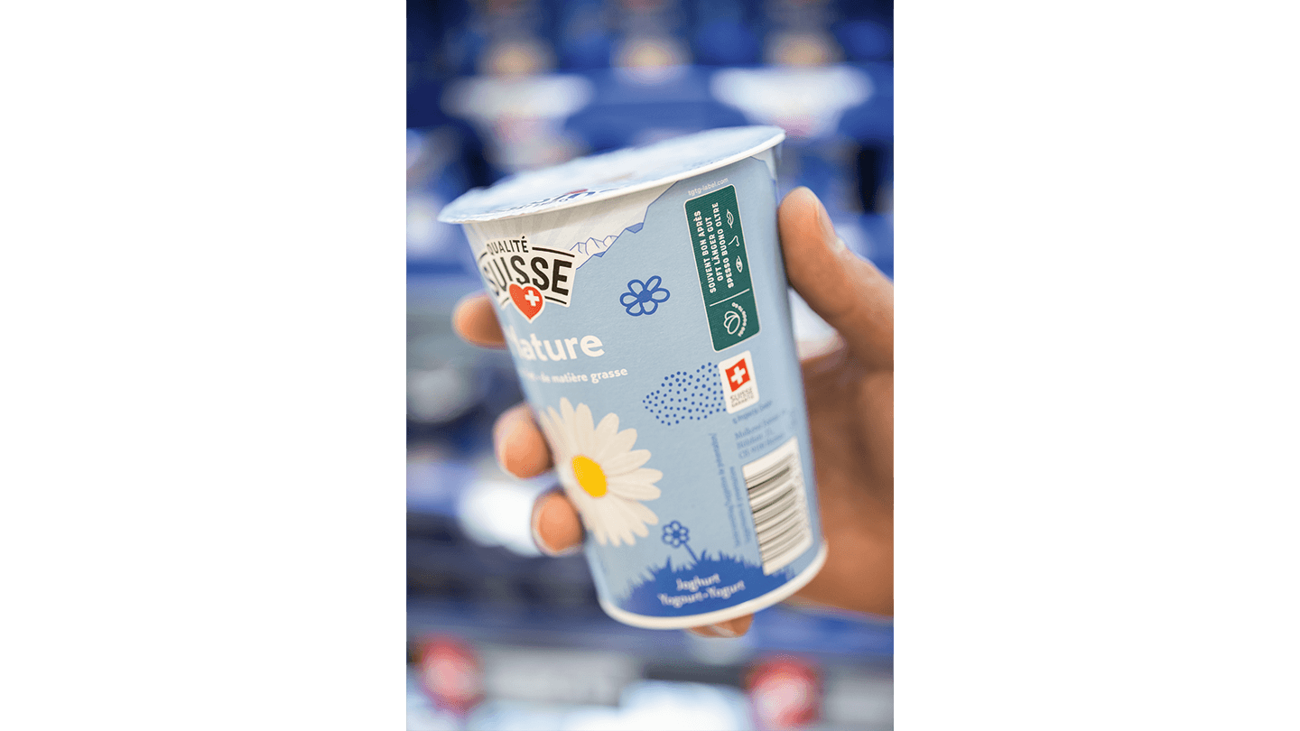Grüner Kleber auf Yoghurt: Oft länger gut. Damit kann Food Waste umgangen werden.