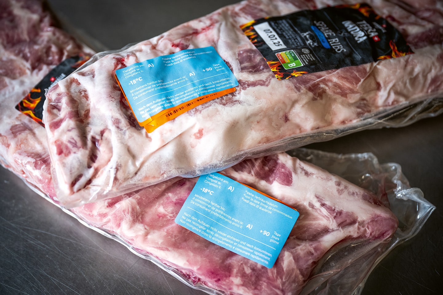 Gefrorene Fleischprodukte in Nahaufnahme.
