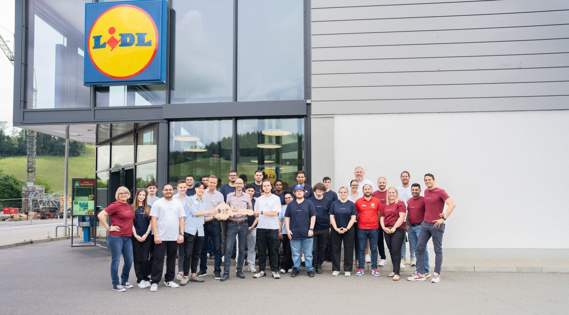 Lidl Lernende übernehmen Lidl Filiale.