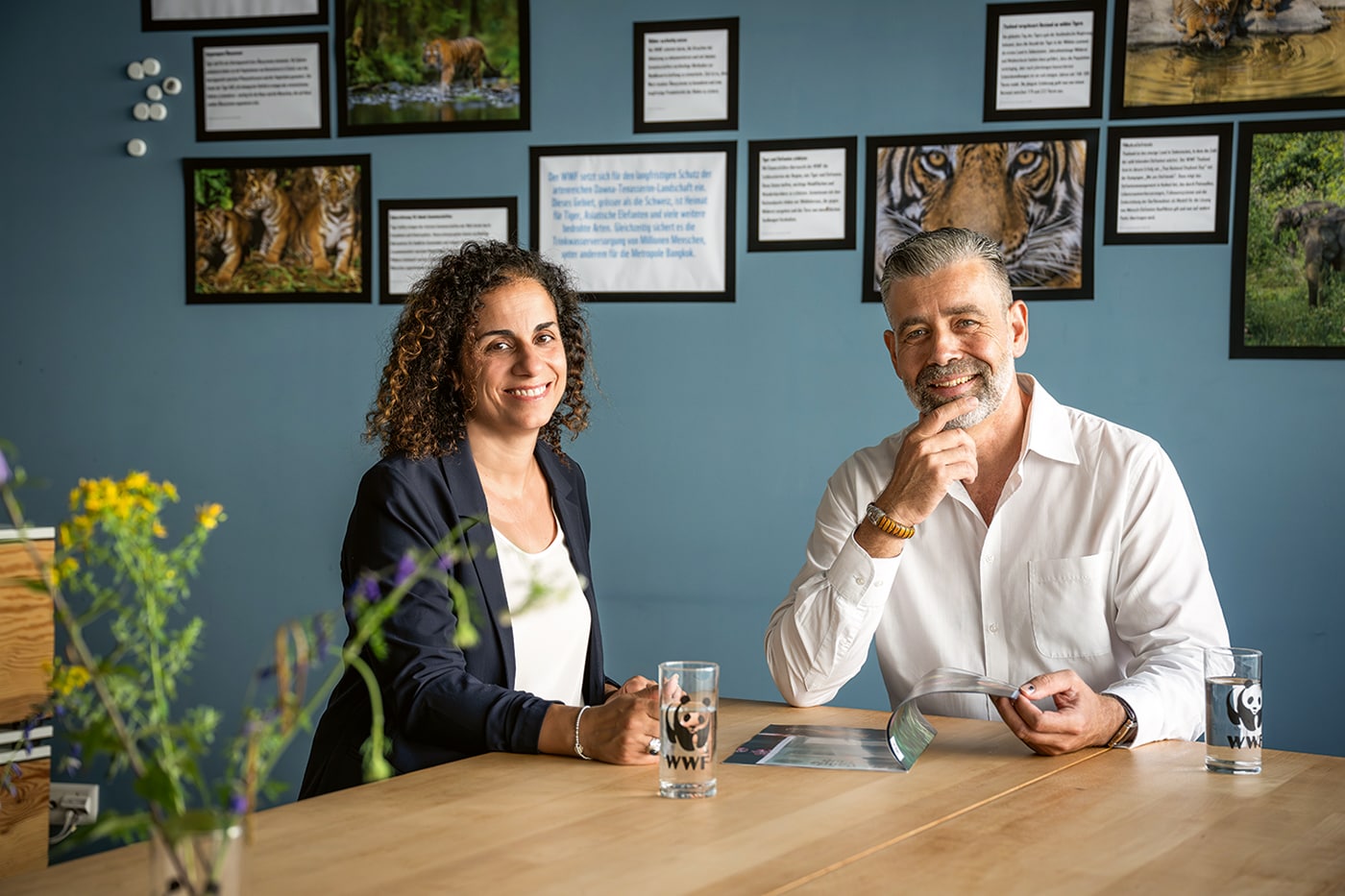 Grazia Grassi und Christian Som sitzen am Tisch und unterhalten sich.