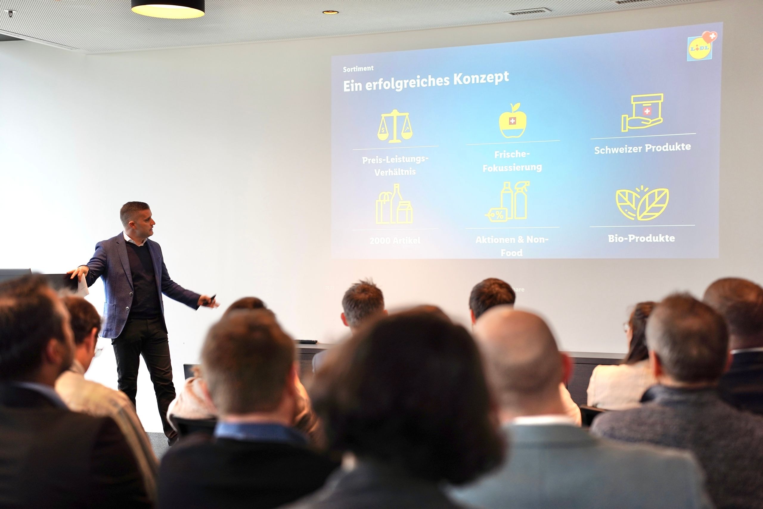 Le CEO de Lidl Suisse Nicholas Pennanen présente le concept d'assortiment axé sur le rapport qualité-prix, la fraîcheur, les produits suisses, les produits bio et les promotions.