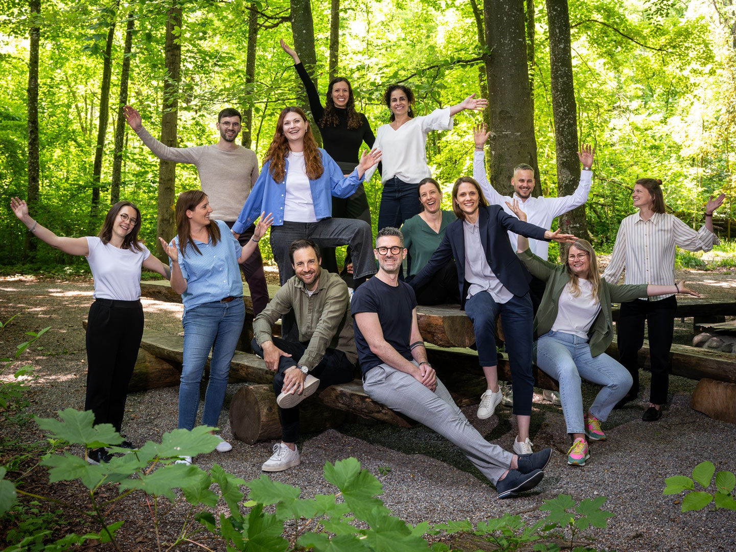 Das Team Nachhaltigkeit von Lidl Schweiz gemeinsam im Wald.