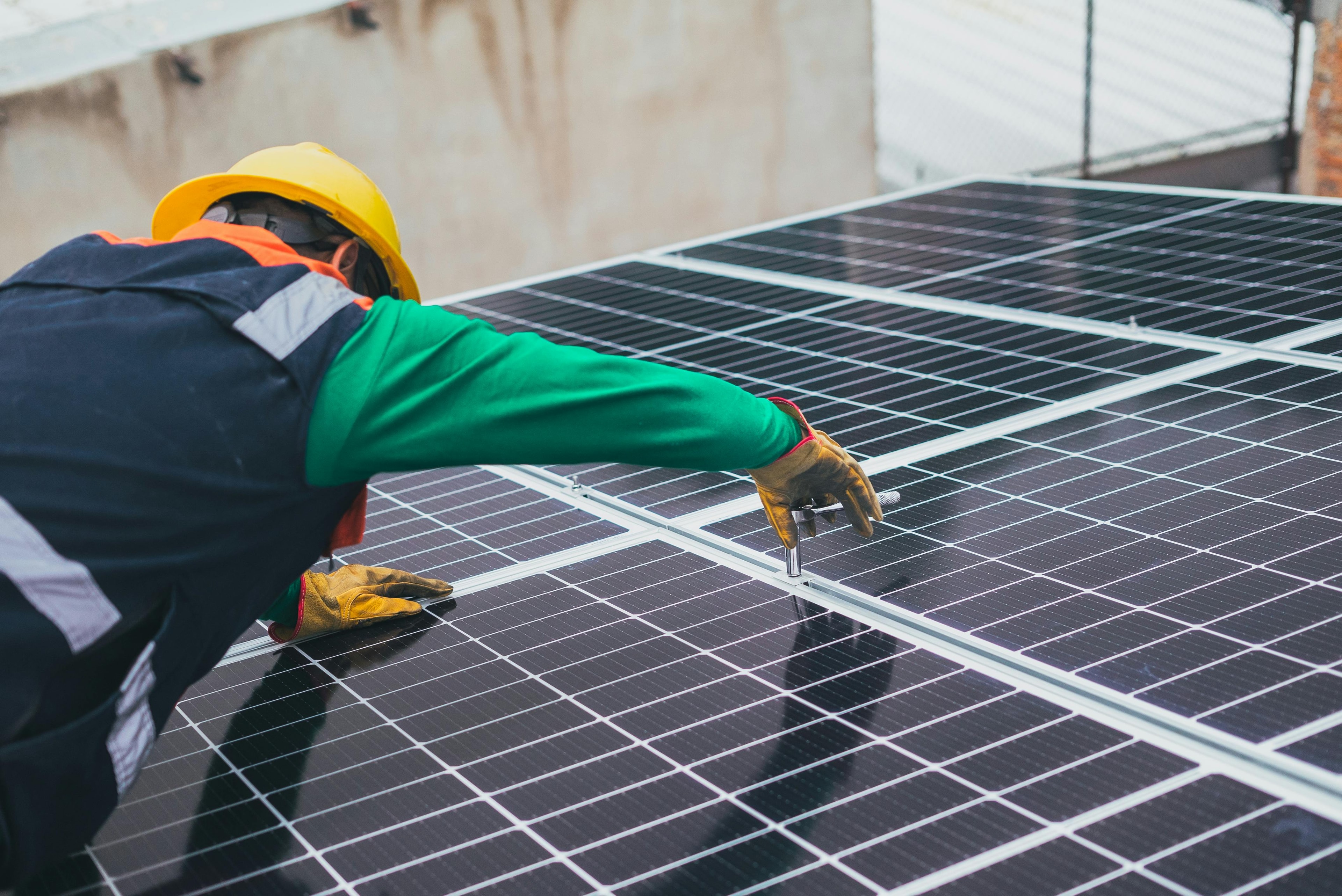 Mann installiert Solarpanel.